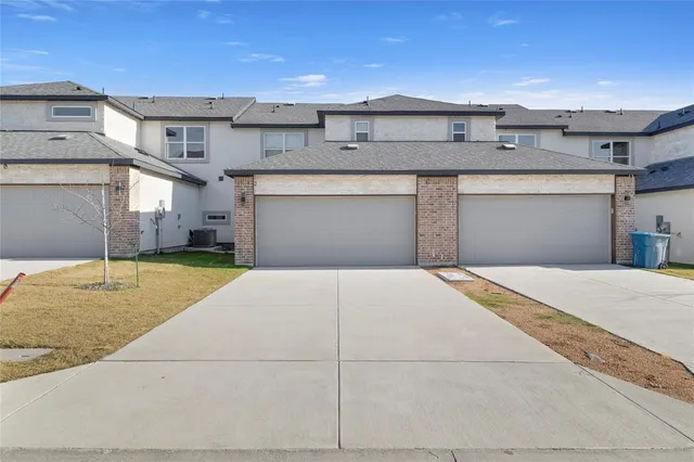 $2,400 | 4319 Fayetteville Avenue, Rowlett, TX 75089