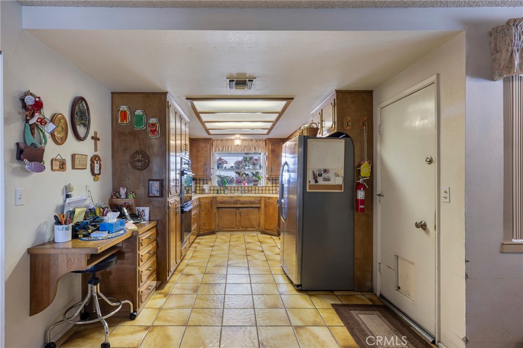 60383 Melton Trail Joshua Tree, CA 92252 - Photo 21 of 72 a view of a hallway with dining area