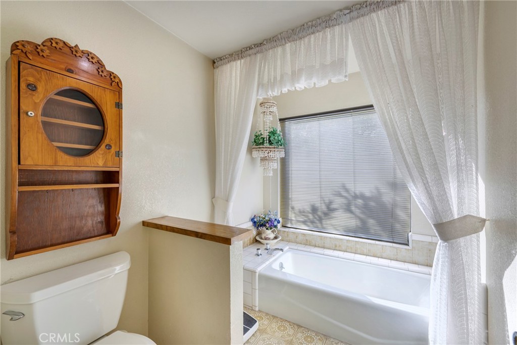60383 Melton Trail Joshua Tree, CA 92252 - Photo 34 of 72 a bathroom with a toilet and a bathtub