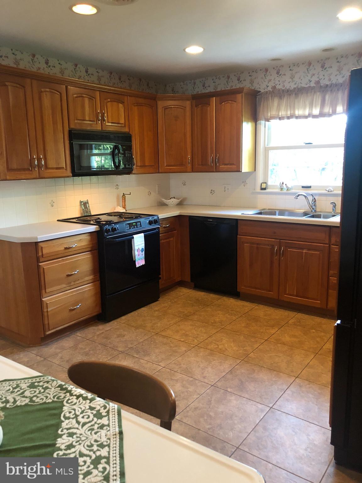 3868 Manchester Road Allentown, PA 18104 - Photo 15 of 41 Kitchen