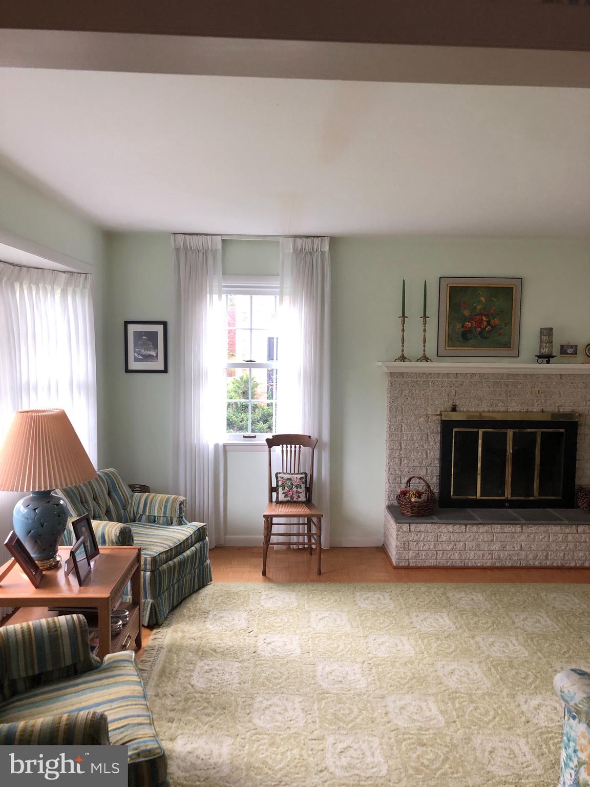 3868 Manchester Road Allentown, PA 18104 - Photo 5 of 41 Living Room
