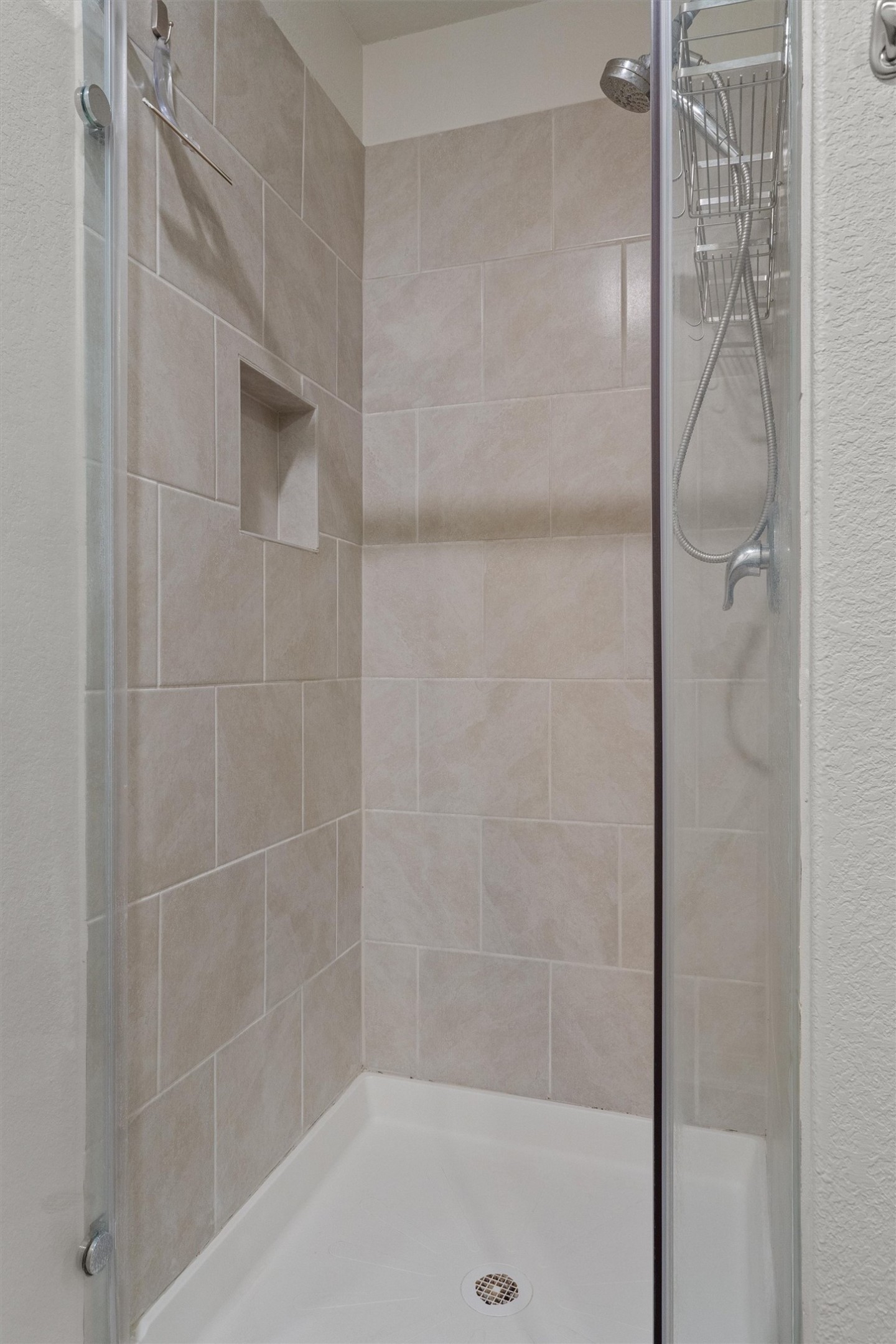 14405 Boomtown Way Elgin, TX 78621 - Photo 18 of 39 a bathroom with a bathtub