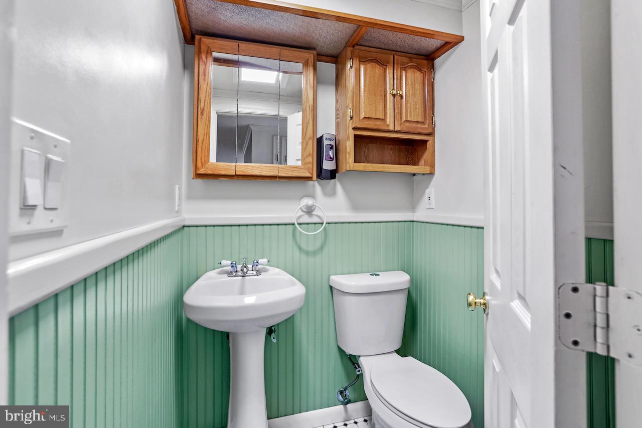 8820 McGrath Road Manassas, VA 20112 - Photo 11 of 28 Main Level Powder Room