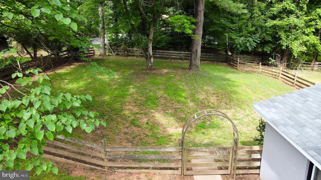 8820 McGrath Road Manassas, VA 20112 - Photo 19 of 28 Fenced Side Yard
