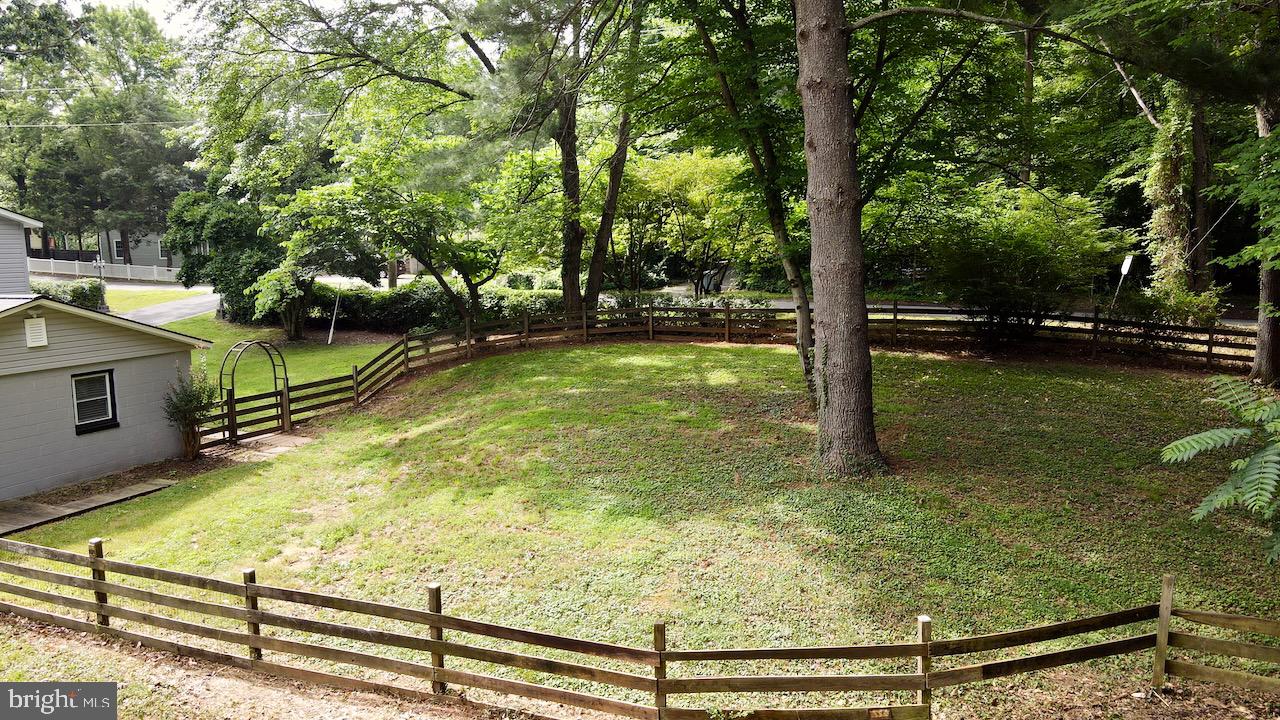 8820 McGrath Road Manassas, VA 20112 - Photo 21 of 28 Fenced Side yard