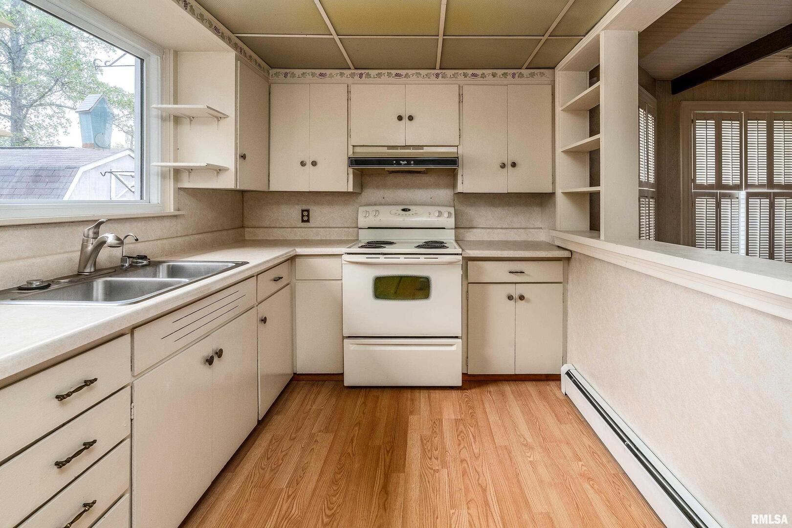 2120 Logan Street Murphysboro, IL 62966 - Photo 12 of 30 a view of a kitchen with electric appliances