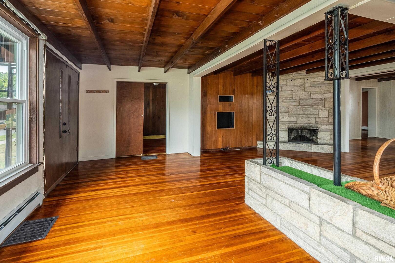 2120 Logan Street Murphysboro, IL 62966 - Photo 14 of 30 a view of lobby with an outdoor space