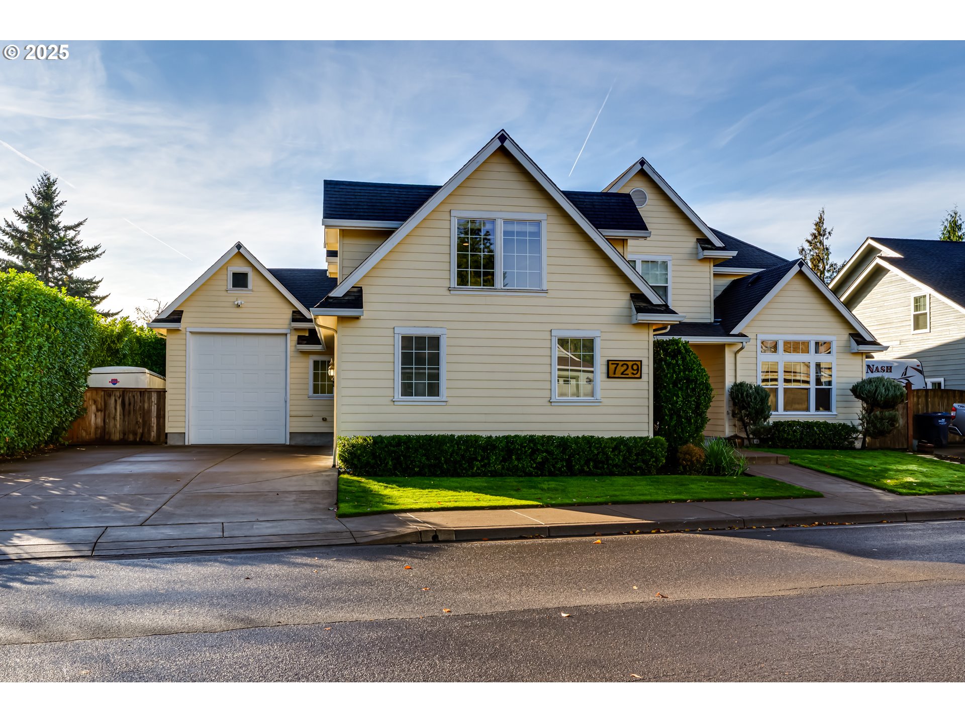729 Aspen Street Springfield, OR 97477 - Photo 2 of 39 a view of front of house with a yard