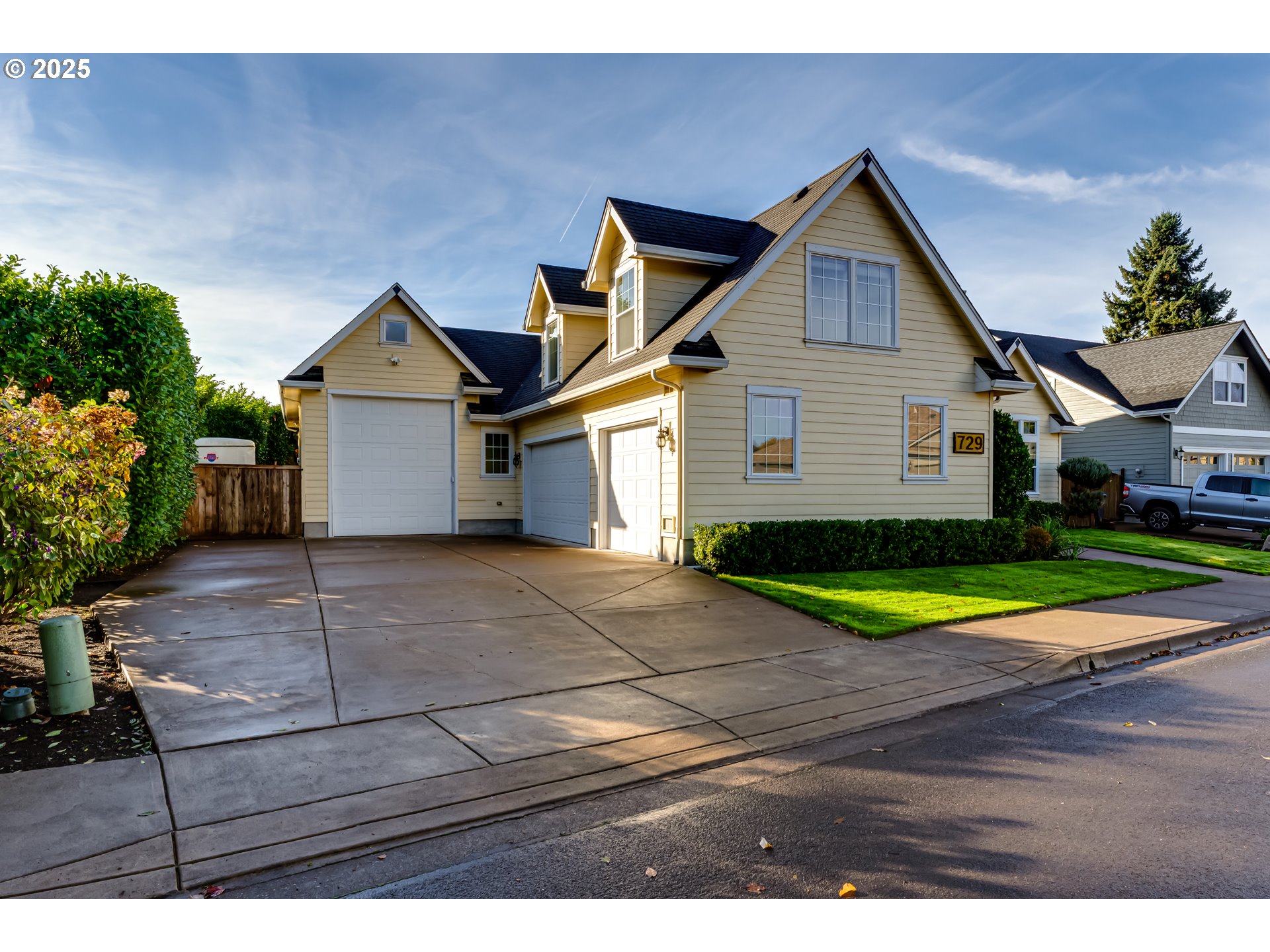 729 Aspen Street Springfield, OR 97477 - Photo 3 of 39 a view of outdoor space and yard