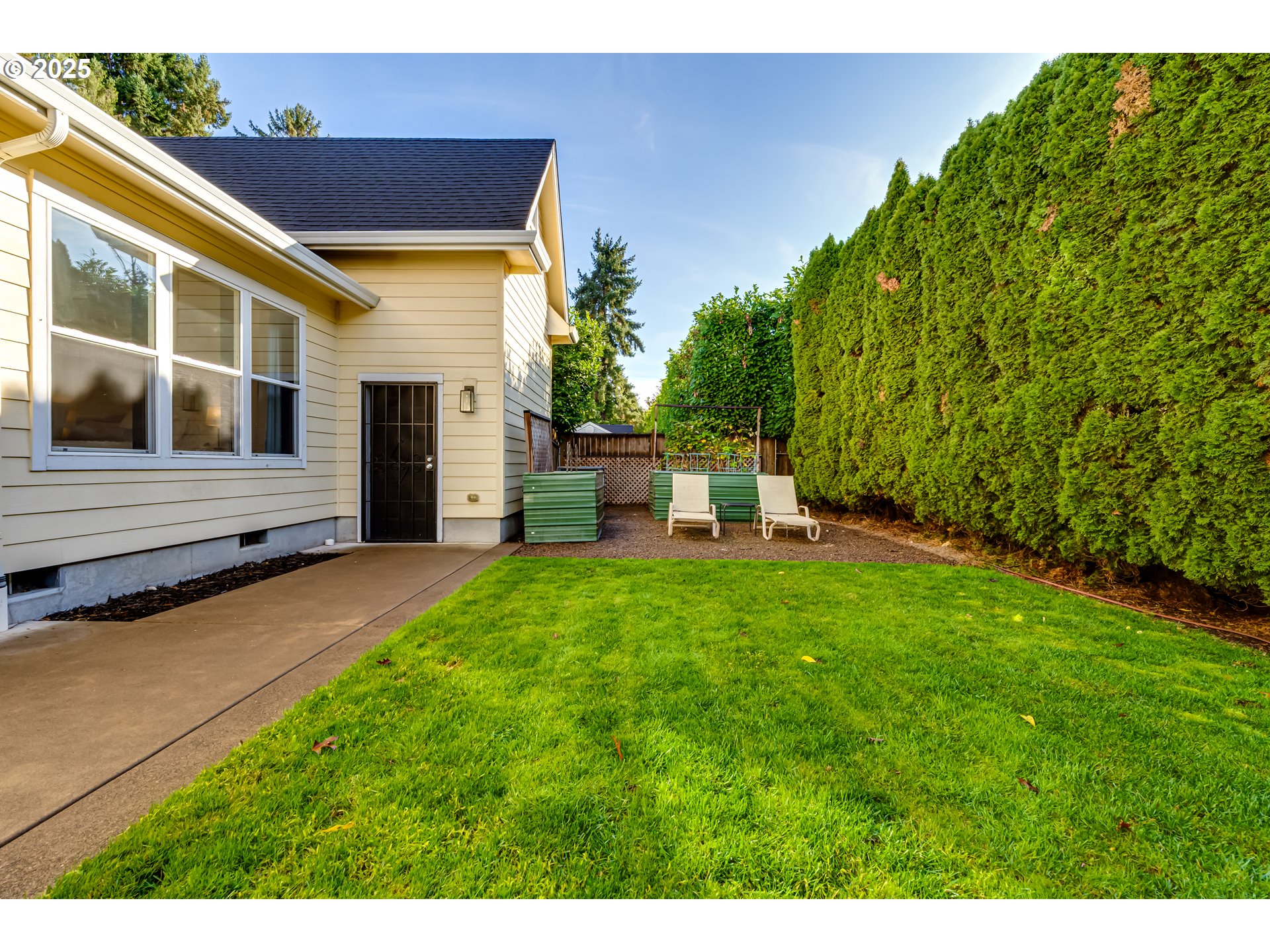 729 Aspen Street Springfield, OR 97477 - Photo 35 of 39 a view of house with backyard and a garden
