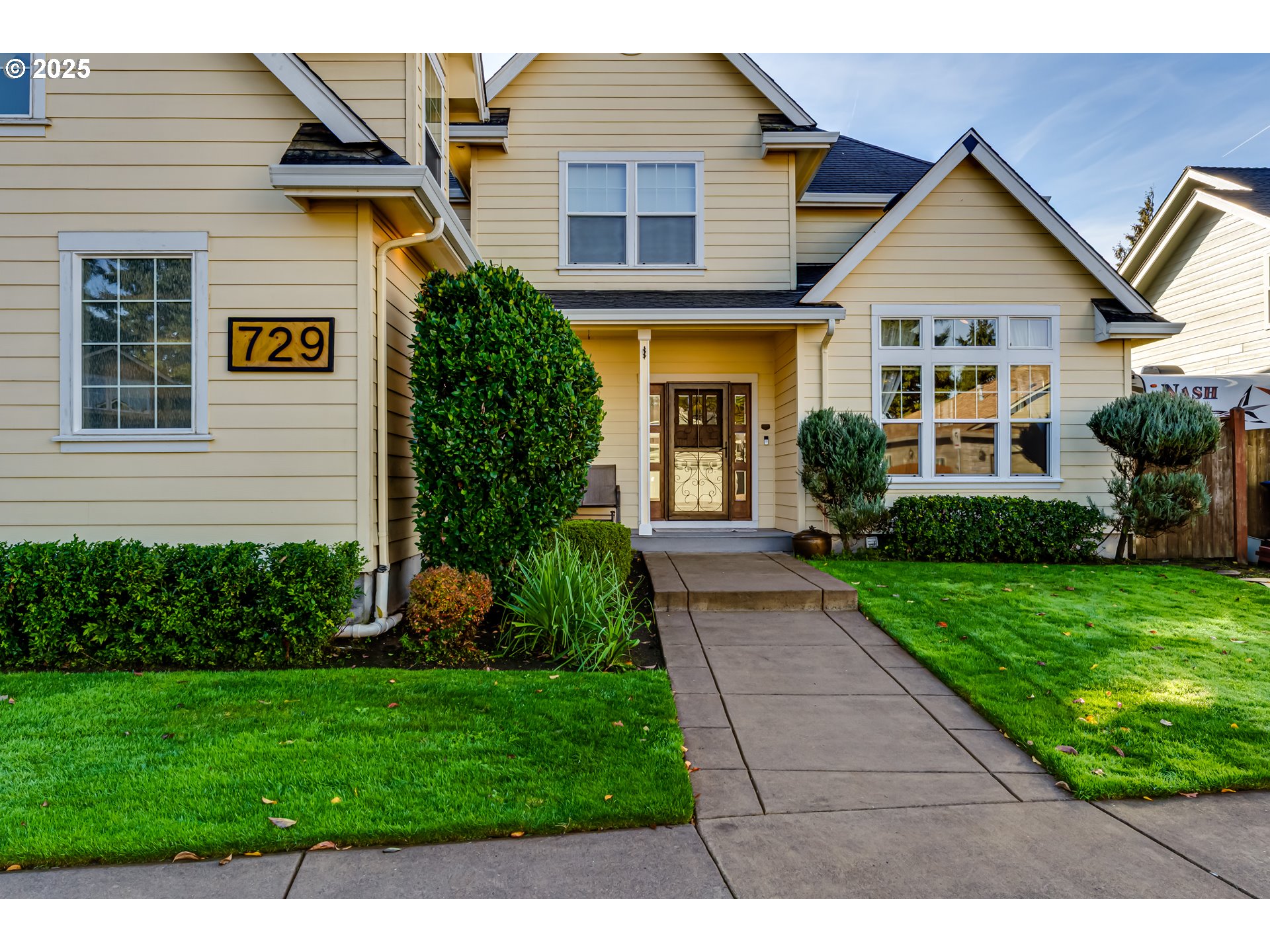 729 Aspen Street Springfield, OR 97477 - Photo 4 of 39 a front view of a house with garden