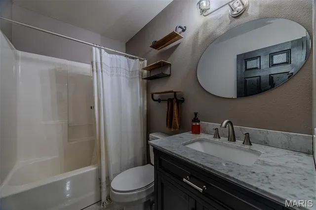 $450,000 | 21504 North Horizonway Street, St. Robert, MO 65584