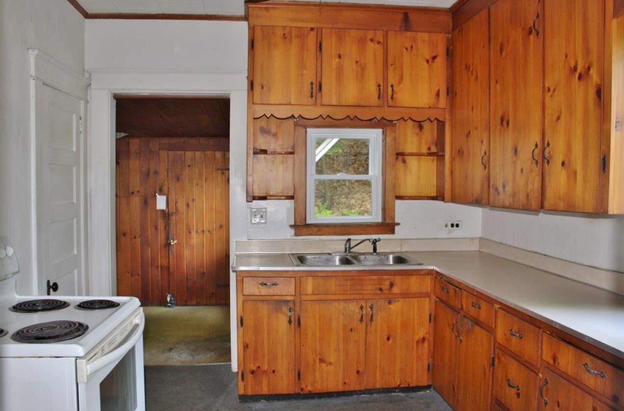 311 Clinton Street Springfield, VT 05156 - Photo 5 of 18