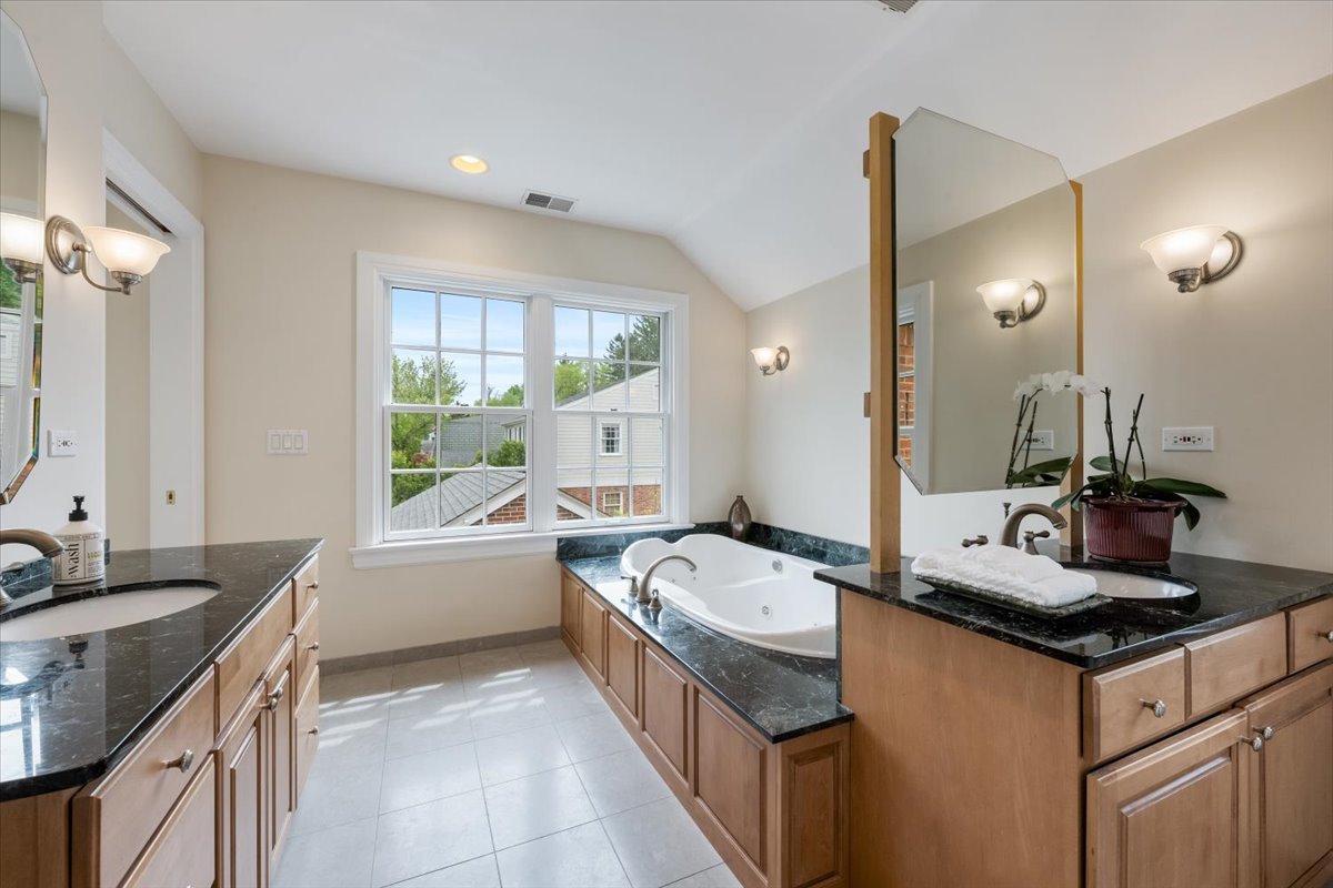 700 Kent Road Kenilworth, IL 60043 - Photo 14 of 26 Gallery Image 14