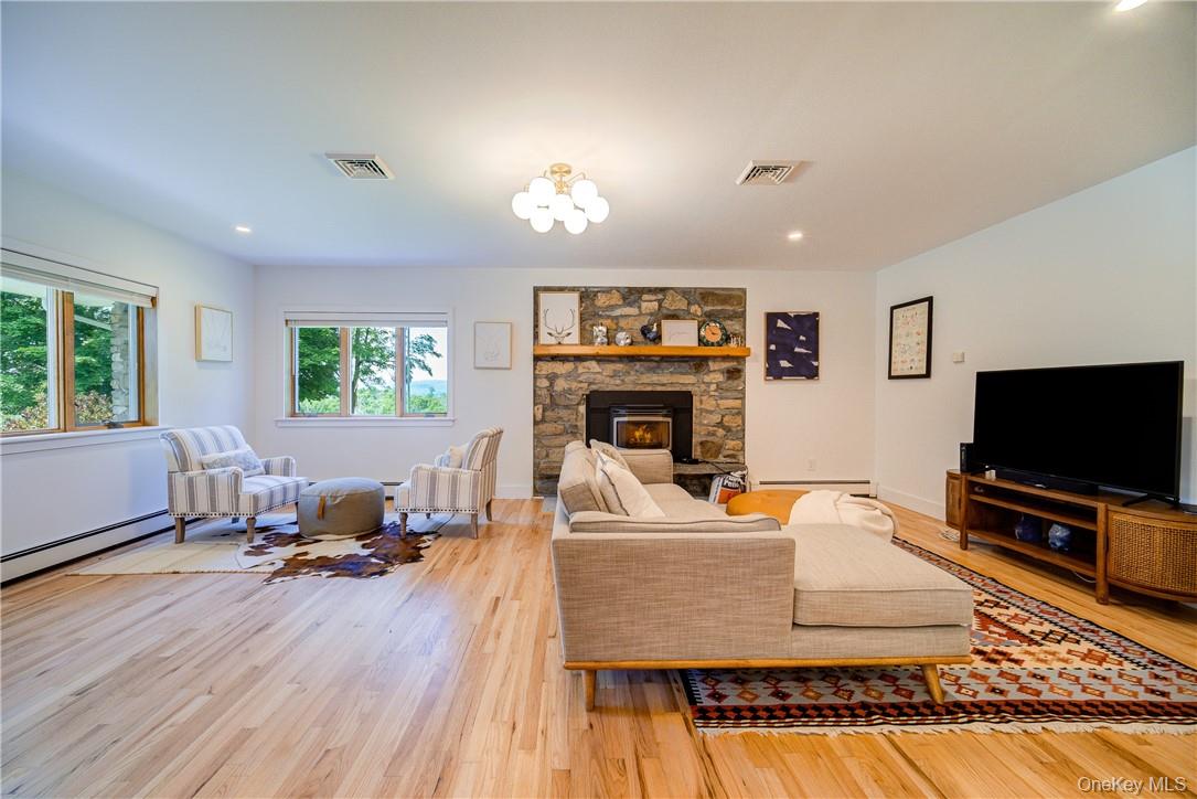 90 Onderdonk Road Warwick, NY 10990 - Photo 5 of 32 Plenty space for entertaining or relaxing!