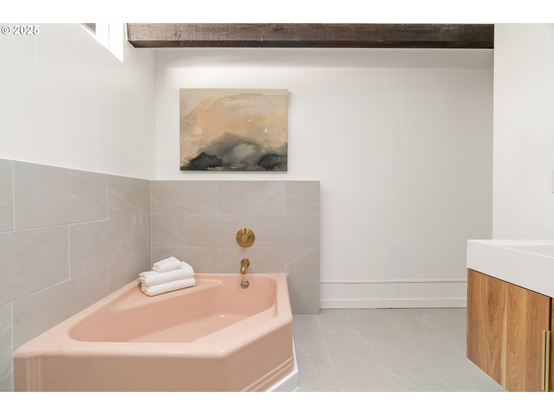 4778 Southeast Naef Road Milwaukie, OR 97267 - Photo 27 of 43 a bathroom with a sink