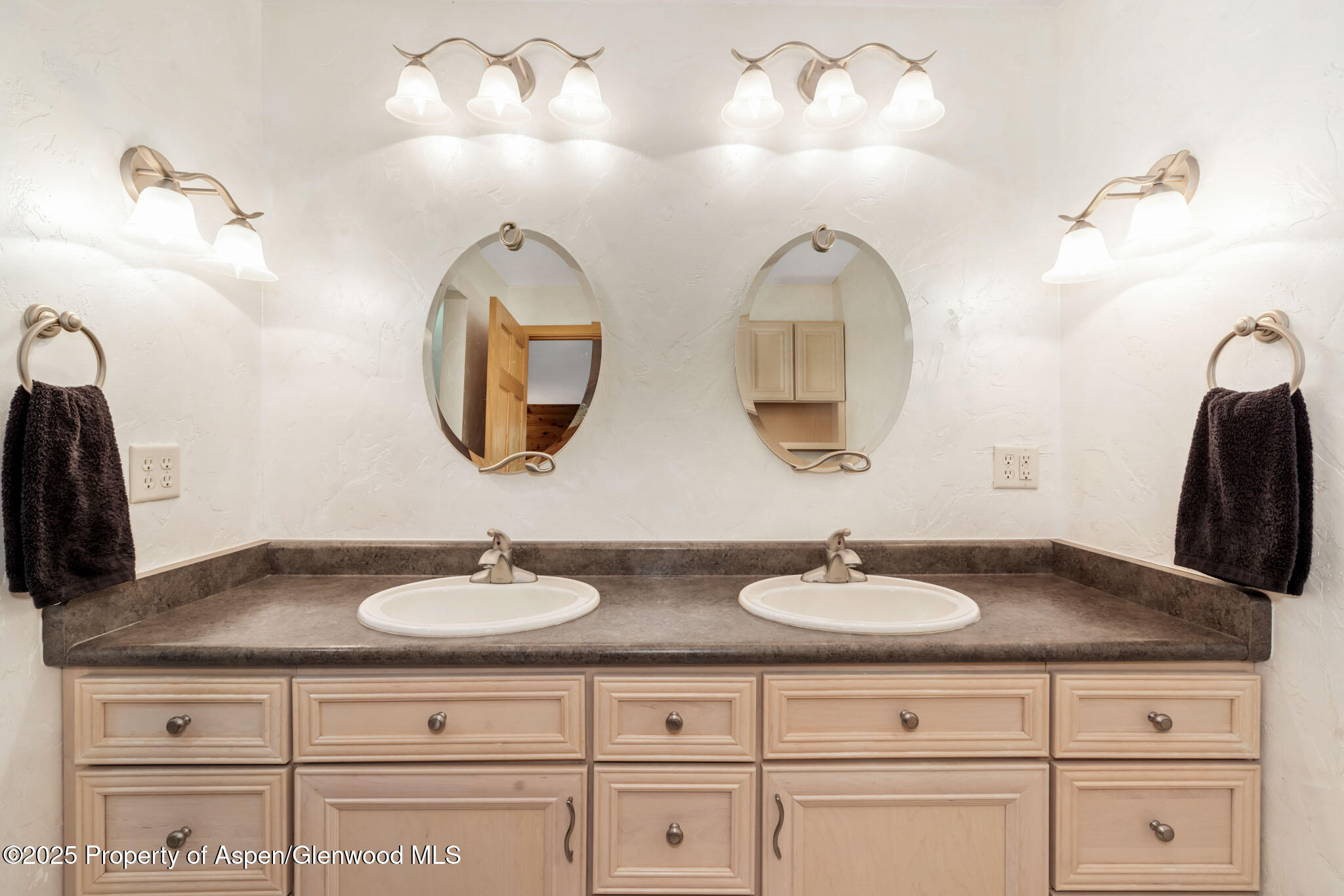 922 Steele Court Craig, CO 81625 - Photo 38 of 115 a bathroom with double vanity sinks and a mirror