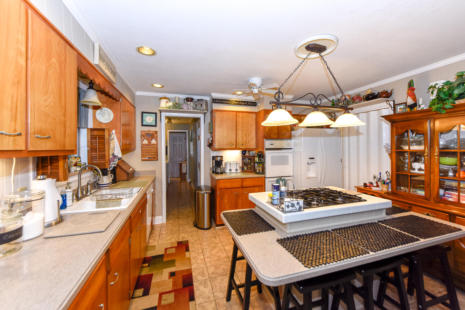 KITCHEN WITH GAS STOVE