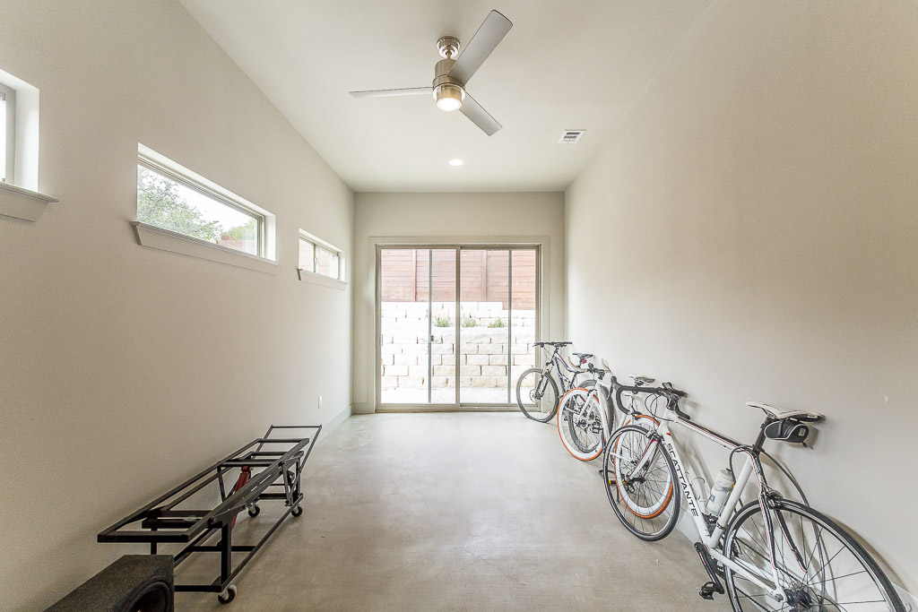 2501 East 9th Street Austin, TX 78702 - Photo 18 of 38 a view of a livingroom with furniture
