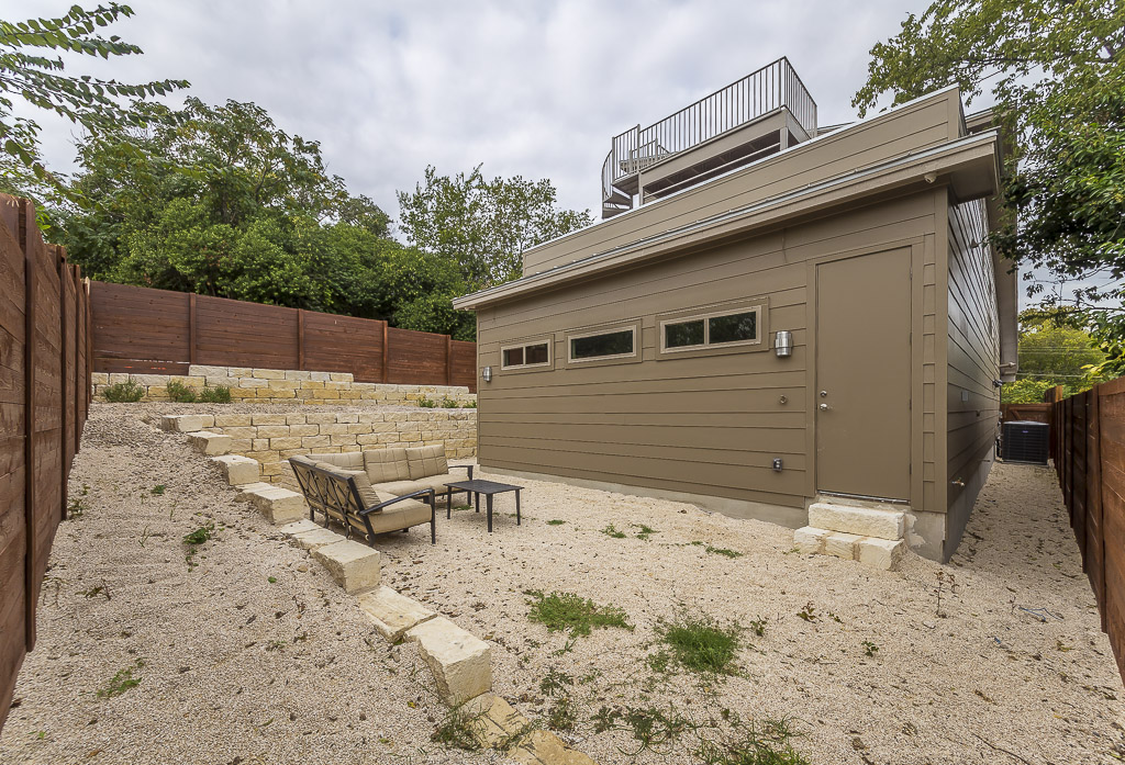 2501 East 9th Street Austin, TX 78702 - Photo 29 of 38 a backyard of a house with table and chairs