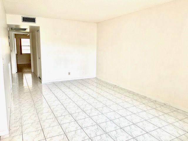 1009 Rexford Drive Boca Raton, FL 33434 - Photo 4 of 21 Living Room