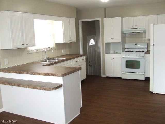 831 Patterson Avenue Akron, OH 44310 - Photo 17 of 27 Fully appliance kitchen with breakfast bar.