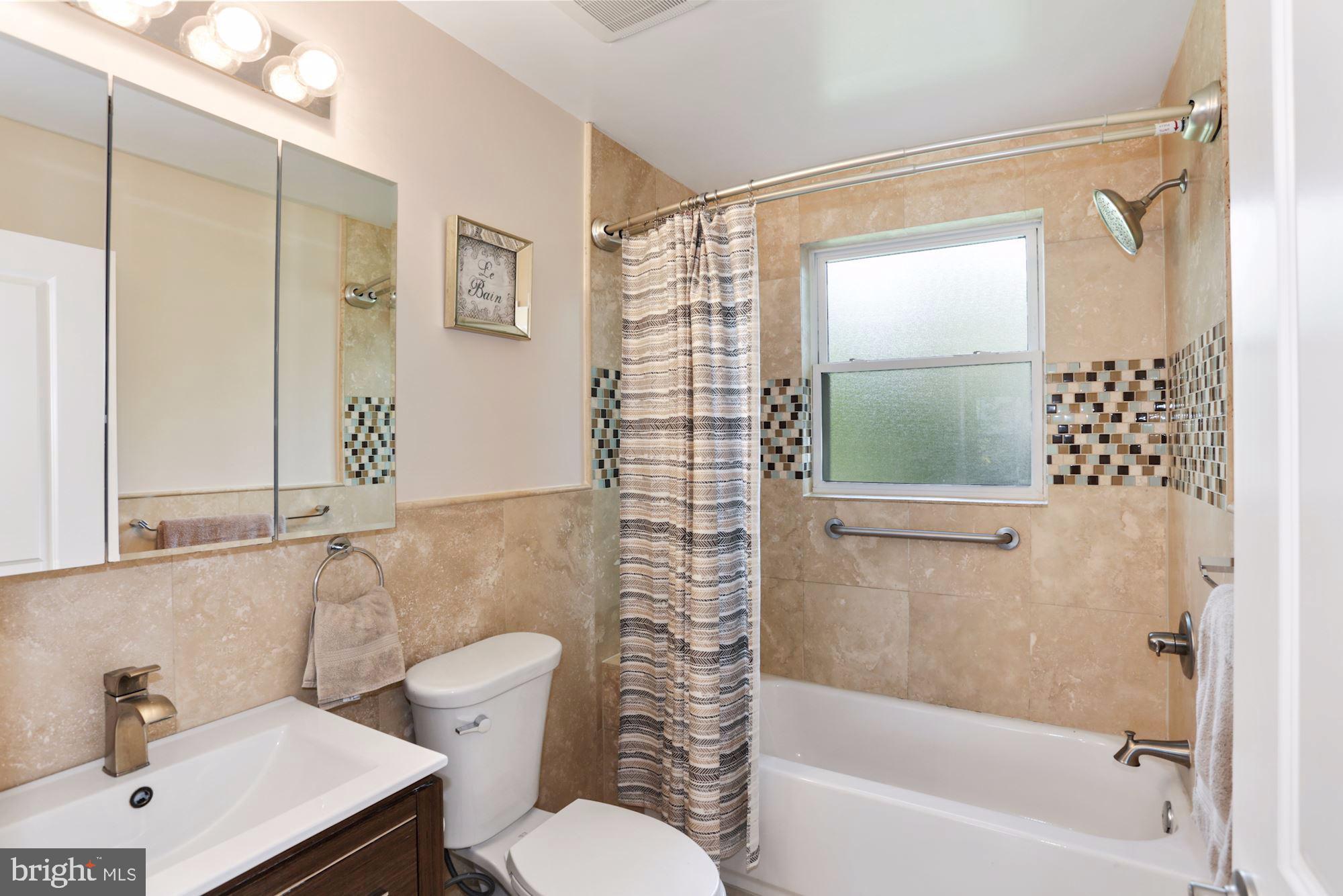 203 Tapawingo Road Southeast Vienna, VA 22180 - Photo 26 of 33 Upper level Bathroom with tub