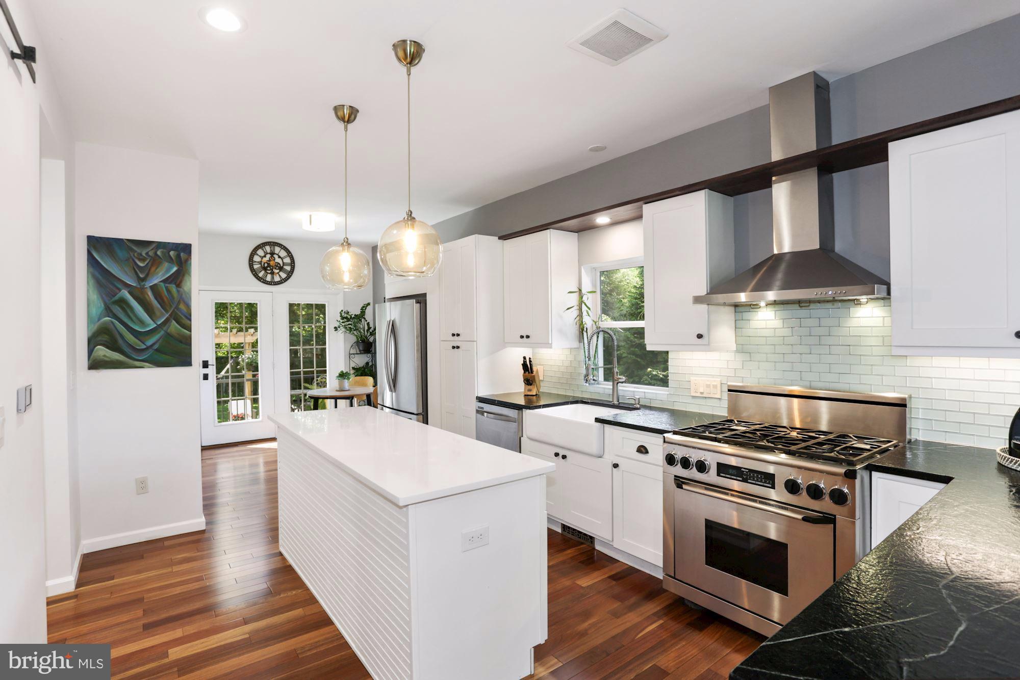 203 Tapawingo Road Southeast Vienna, VA 22180 - Photo 10 of 33 Stainless steel appliances