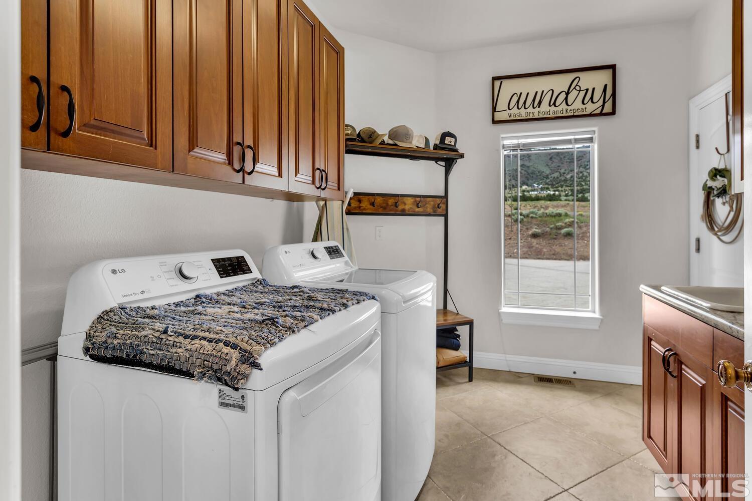 3100 Yellow Tail Road Reno, NV 89510 - Photo 20 of 40 a bedroom with a bed and a window