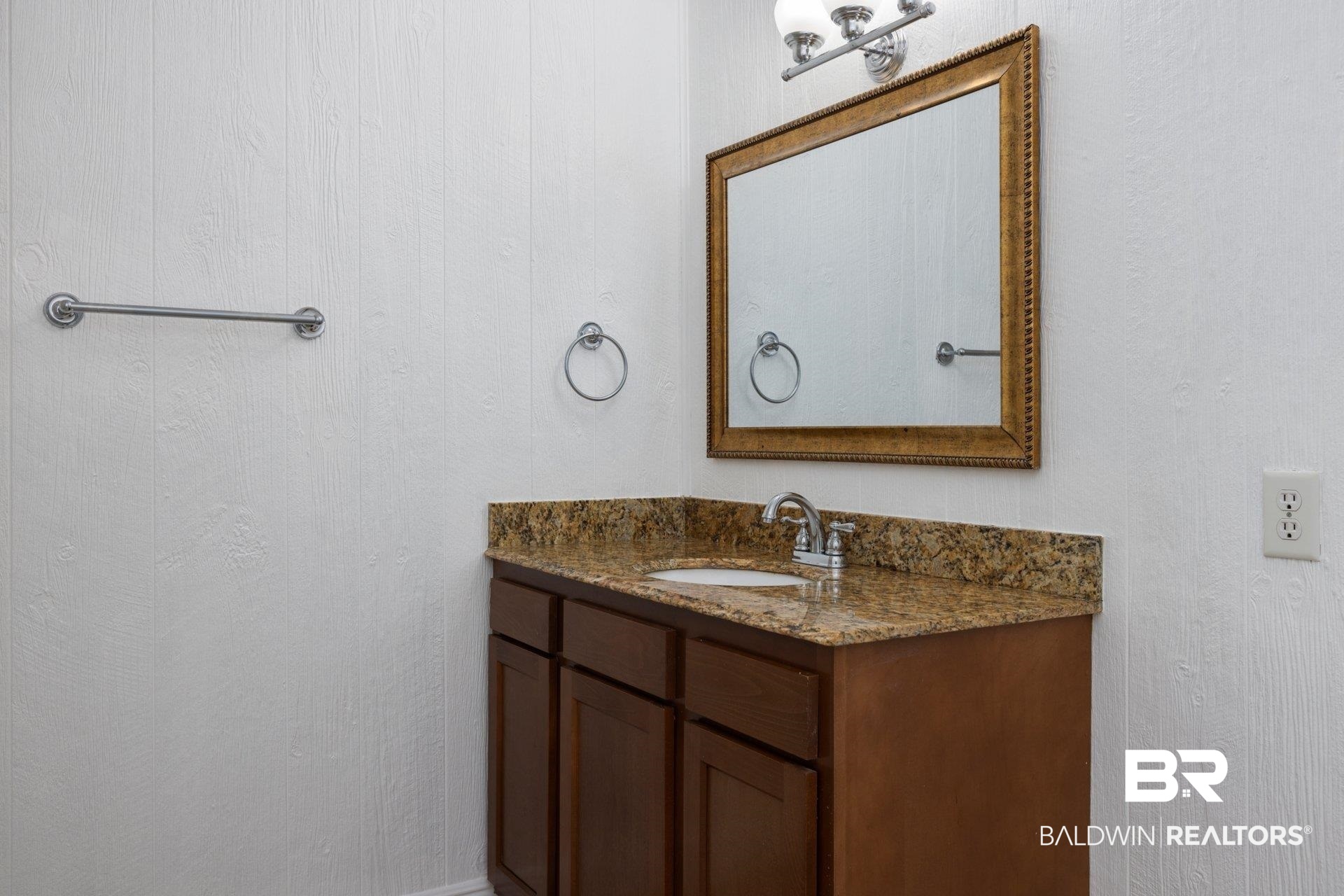 13750 County Road 26 Foley, AL 36535 - Photo 34 of 38 Upstairs Bathroom