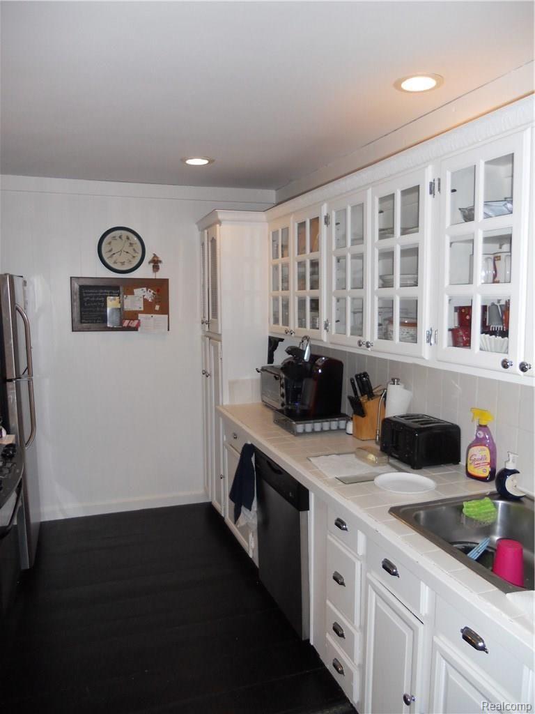 18161 Tipsico Lake Road Fenton, MI 48430 - Photo 18 of 34 kitchen