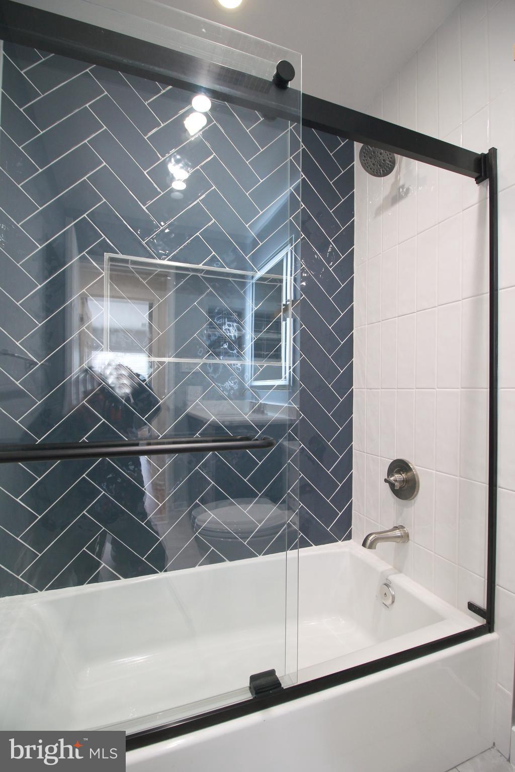 1956A Villaridge Drive, Unit 1956B Reston, VA 20191 - Photo 23 of 24 a bathroom with a bathtub and a shower