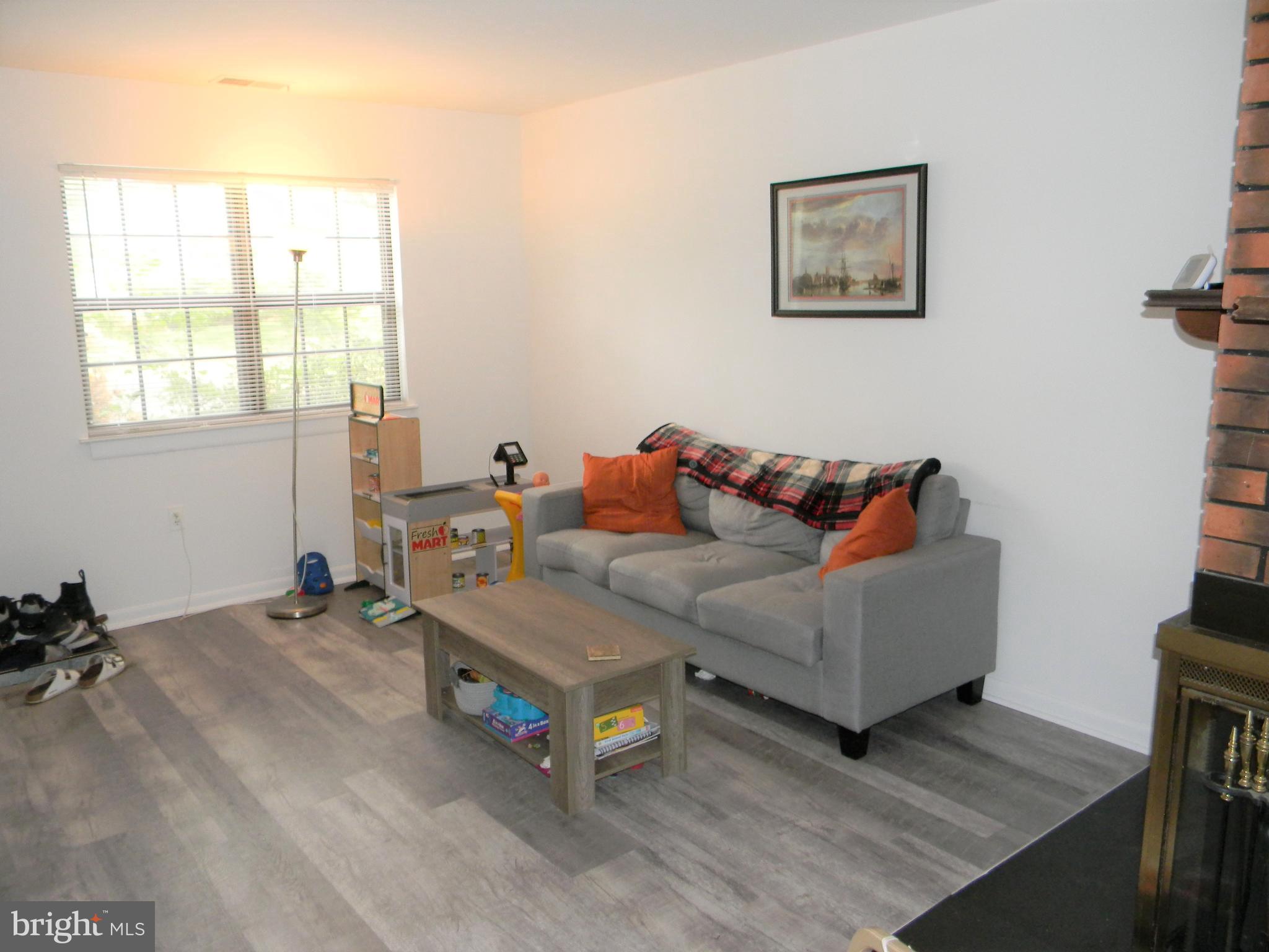 11319 Headlands Court Reston, VA 20191 - Photo 2 of 20 Living Room