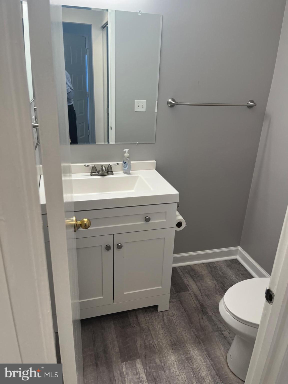 11319 Headlands Court Reston, VA 20191 - Photo 5 of 20 Half bath front hall