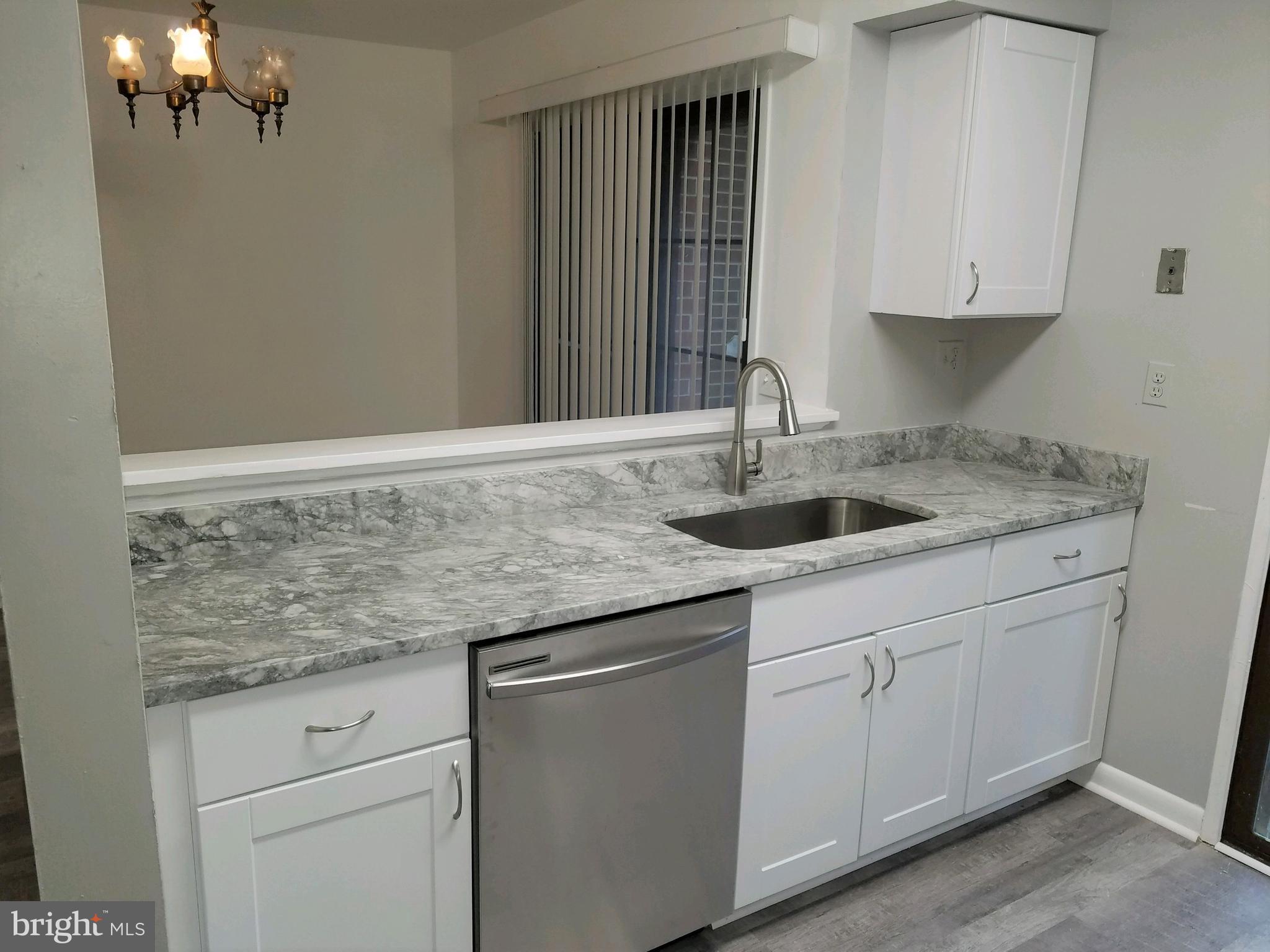 11319 Headlands Court Reston, VA 20191 - Photo 7 of 20 Kitchen to Dining