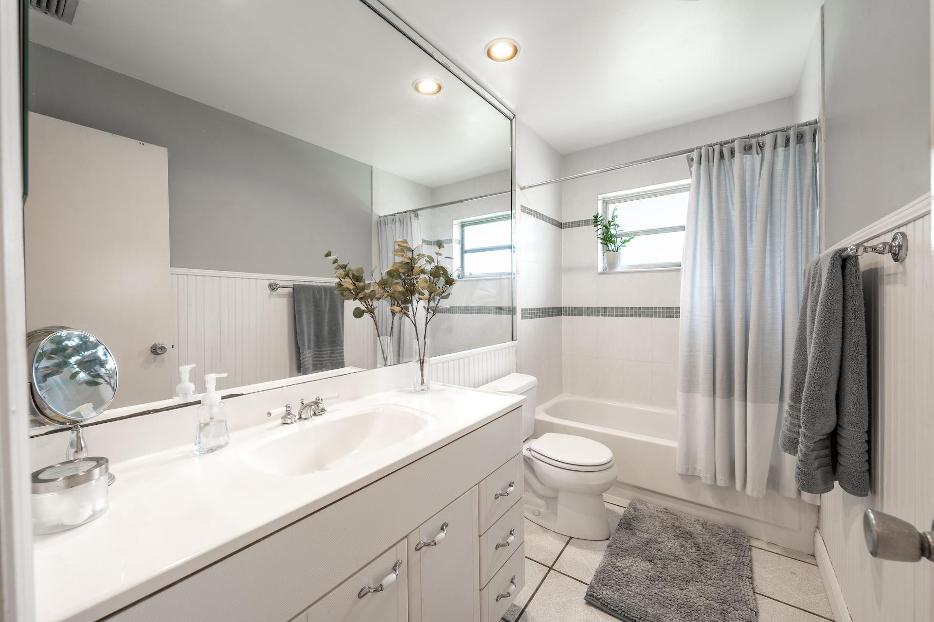 2548 Northwest 37th Street Boca Raton, FL 33434 - Photo 8 of 34 Guest Bathroom