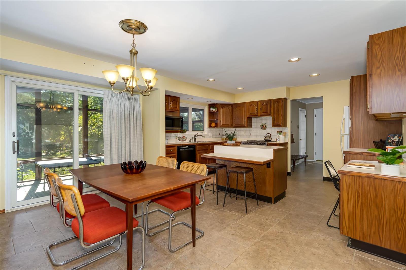 9832 Ridgely Lane St. Louis, MO 63123 - Photo 12 of 39 Gallery Image 12