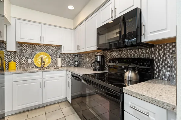 $6,000 | 73330 Shadow Mountain Drive, Unit 32, Palm Desert, CA 92260