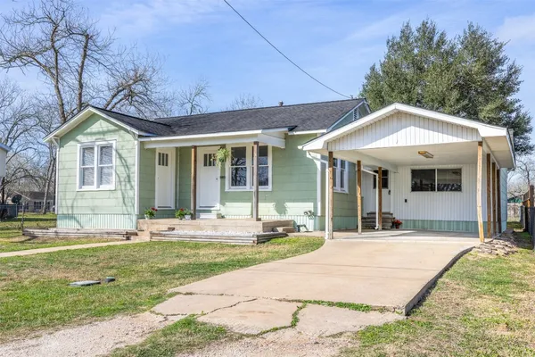 $169,000 | 403 North College Street, Weimar, TX 78962