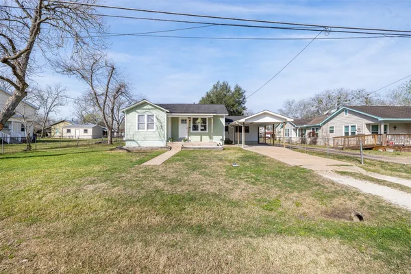 a front view of house with yard