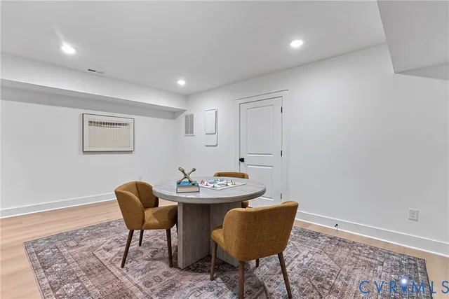 a view of a livingroom with furniture