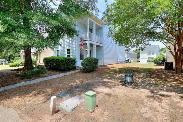 a view of a house with a yard