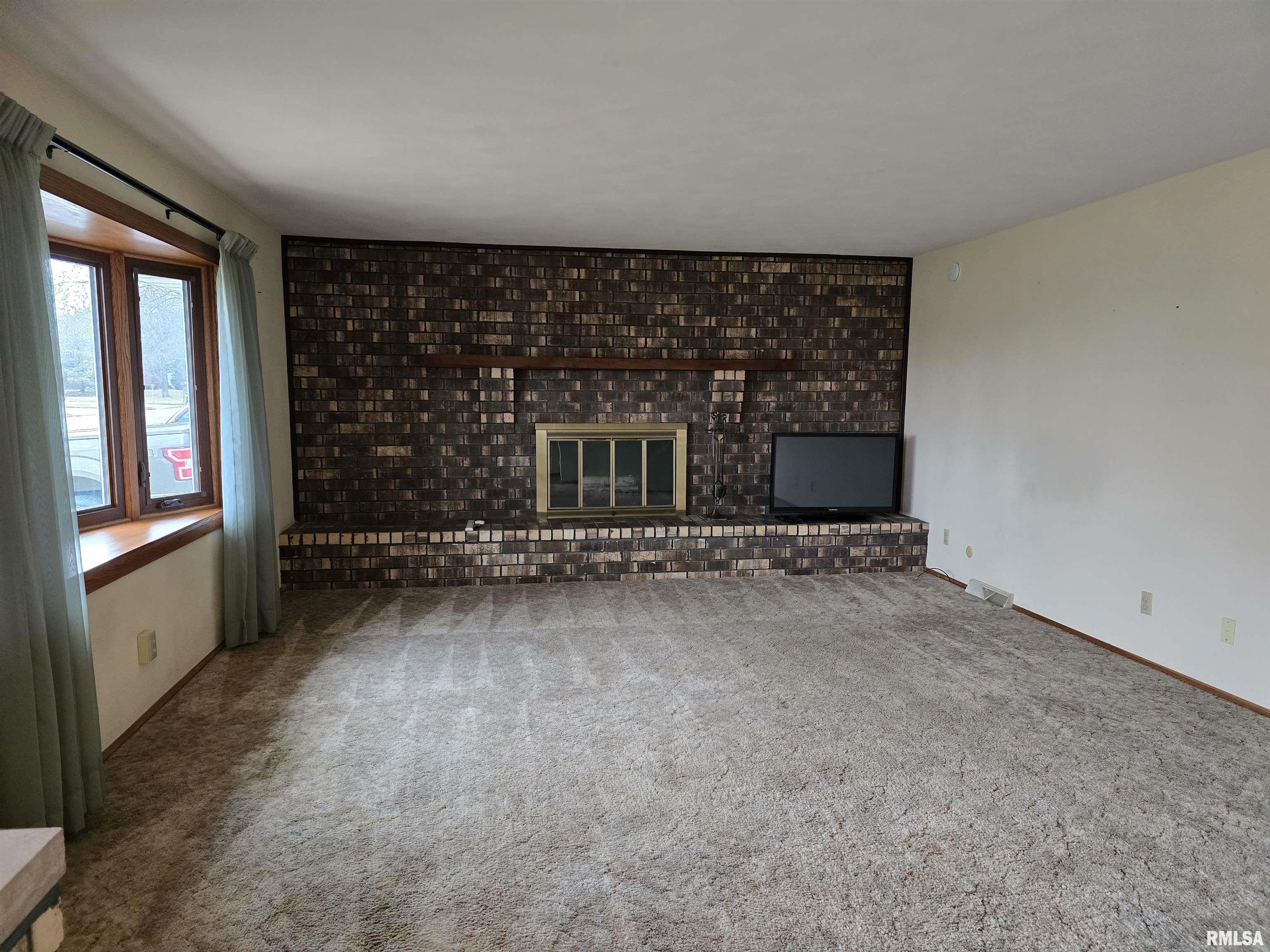 337 Harvester Road Canton, IL 61520 - Photo 4 of 66 Gallery Image 4