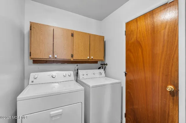 a view of a utility room with dryer and washer