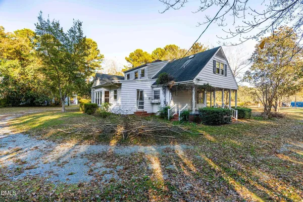 a view of a yard in front of house