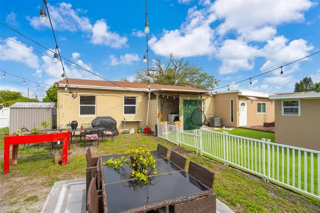 a view of a house with a backyard
