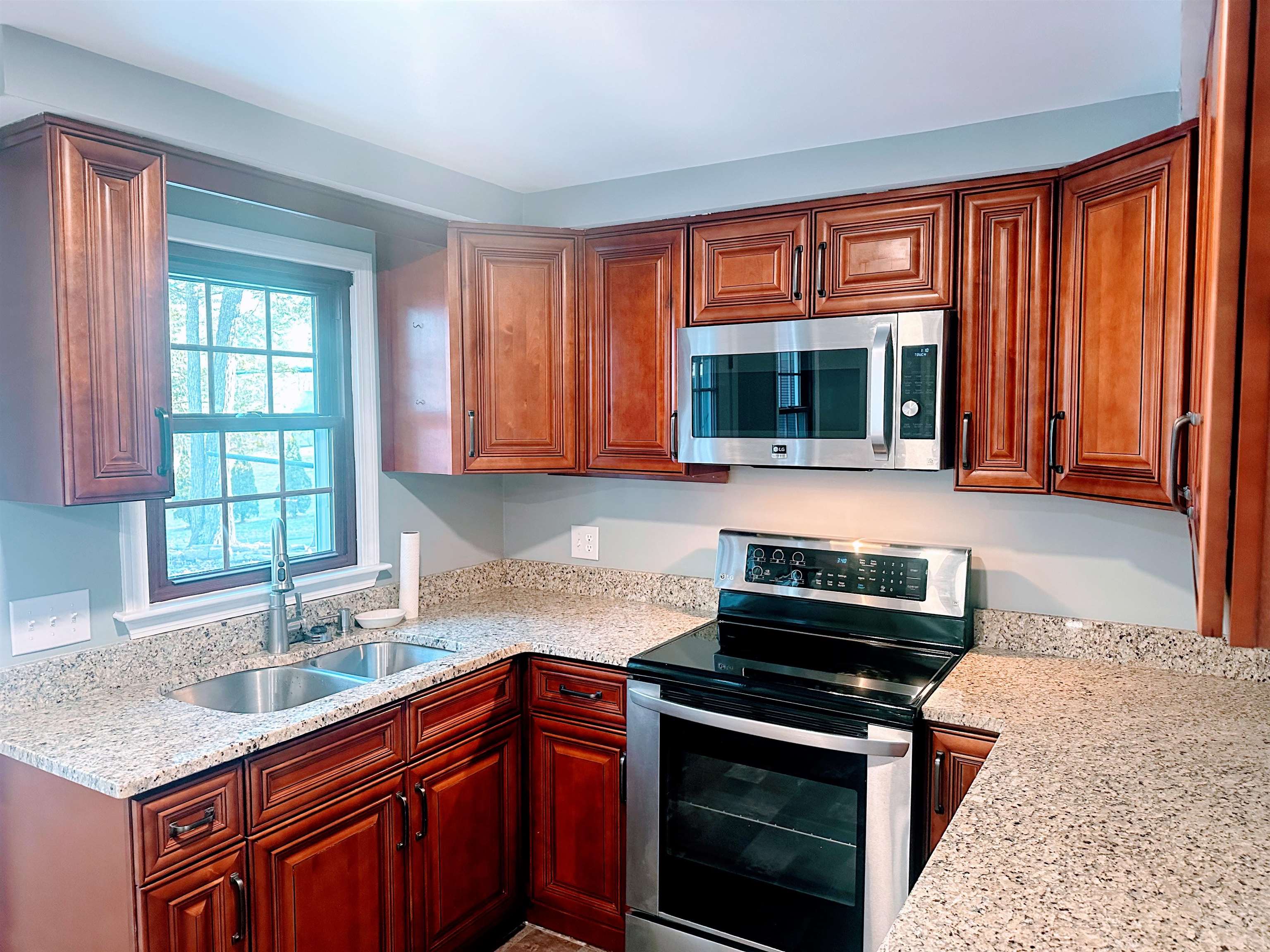 93 Bedford Road Merrimack, NH 03054 - Photo 2 of 23
