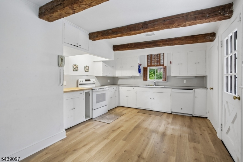 111 Village Road Green Village, NJ 07935 - Photo 5 of 23