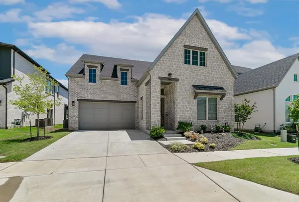 a front view of house with yard