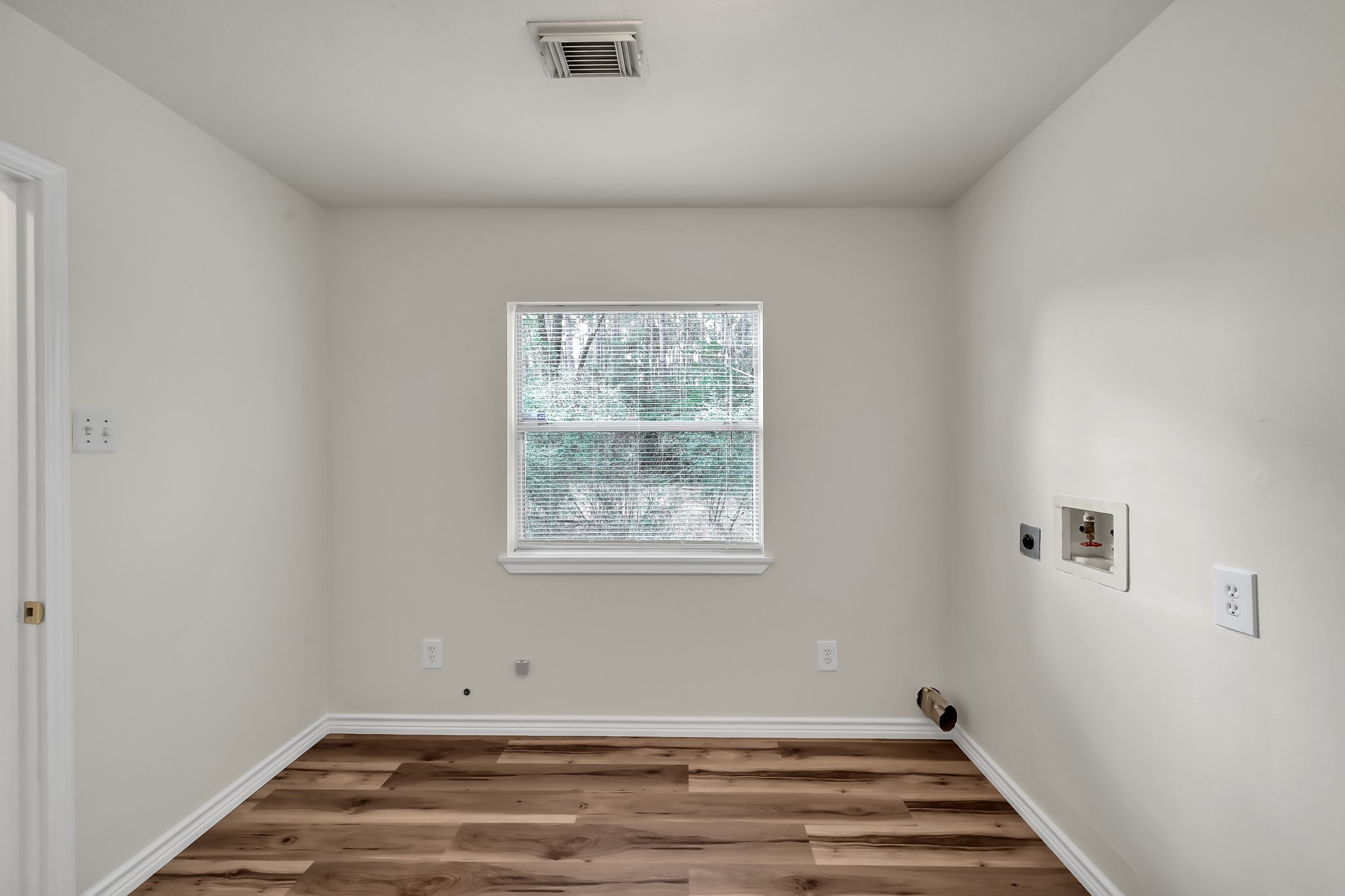 6 Hollow Forest Trinity, TX 75862 - Photo 27 of 38 an empty room with a window